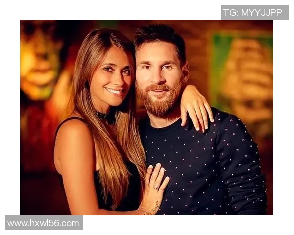 足球明星夫妻甜蜜接吻瞬间曝光浪漫爱情故事引发热议